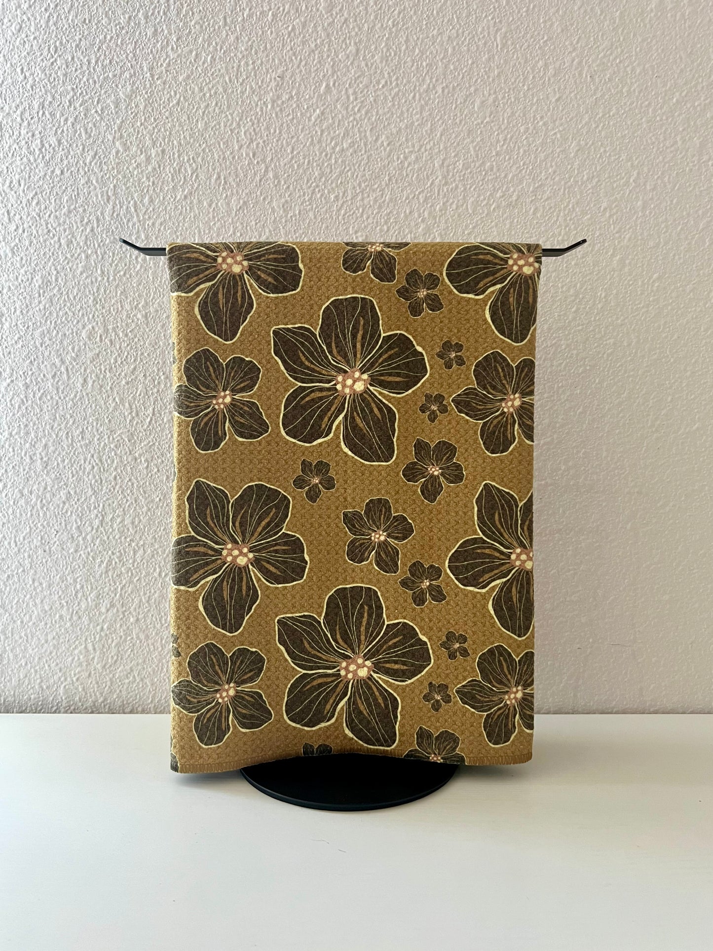 Mocha Retro Hibiscus Microfiber Towel (Reiko x Phases Hawaii)